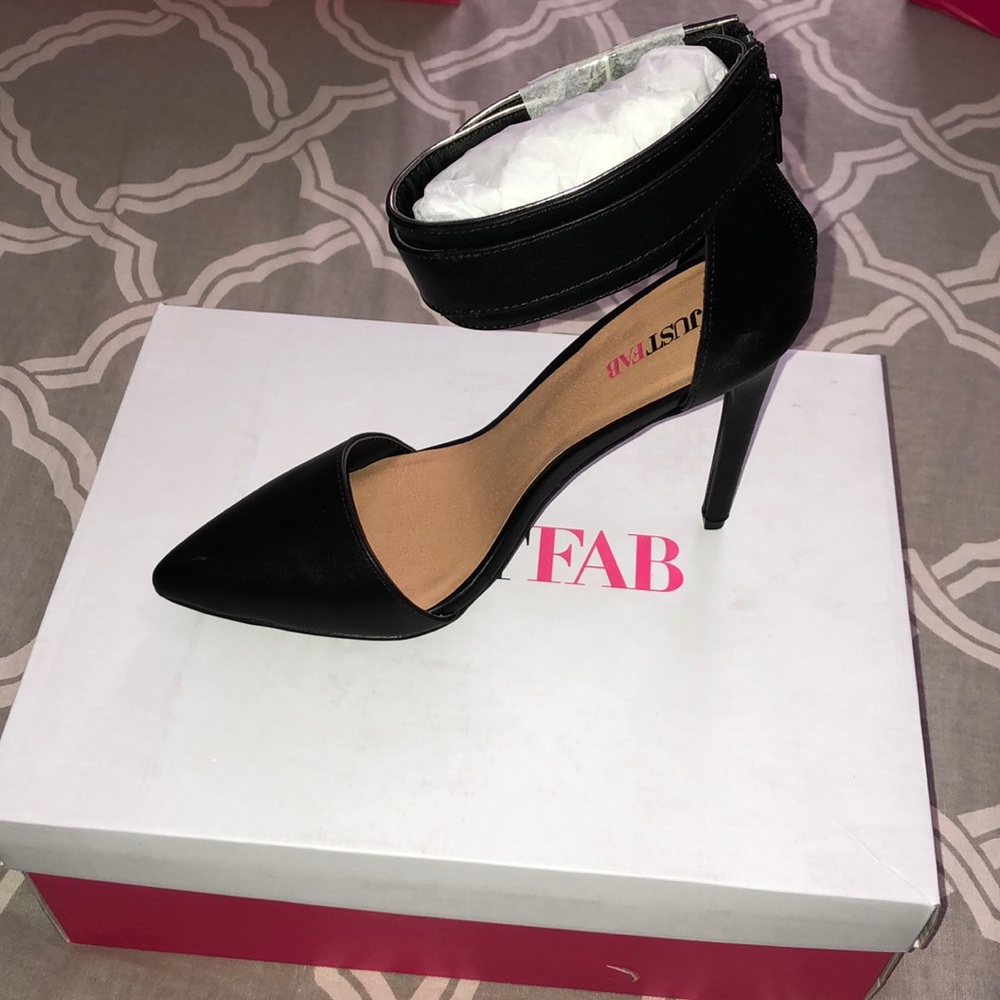 Black pumps